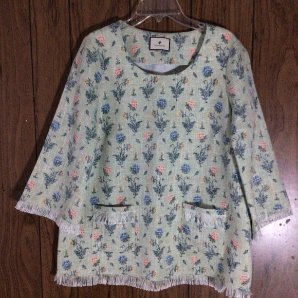 Tuckerneck Fringe and Floral top with pockets - Picture 4 of 7